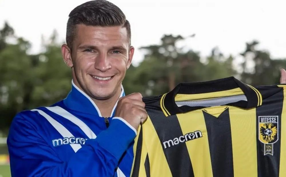 他在个人采 他在个人采