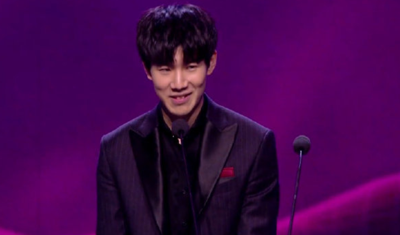 而是围绕 而是围绕